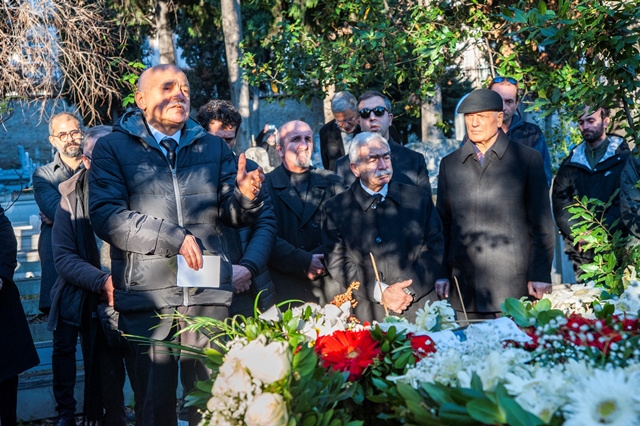 Ardaşes Margosyan Yetvart Tomasyan'ın kabri başında 'tampanagan' esnasında FOTO: Berge Arabian