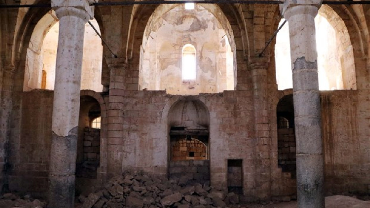 Tarihi Germuş Kilisesi'nin çatısı çöktü