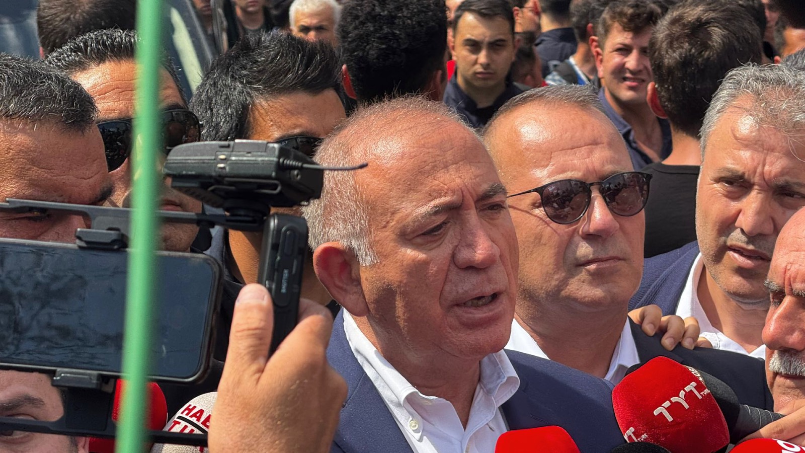 Kayyım Gürsel Tekin polisler eşliğinde CHP İstanbul il binasında: Kayyım  falan değiliz | Agos