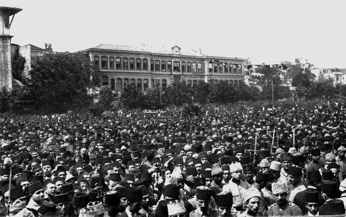 23 Mayıs 1919 tarihli Sultanahmet mitingi. Arkadaki bina Hapishane-i Umumi