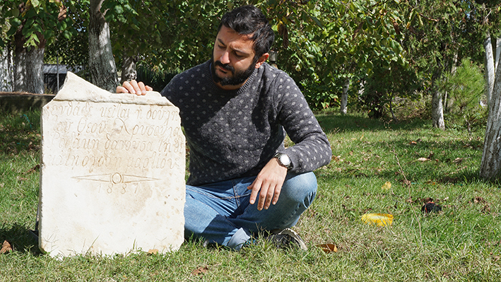 Kerem Soyyılmaz and tombstone of Rodakis