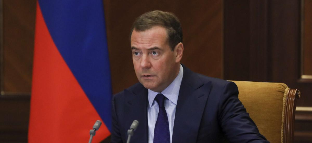 Medvedev: Karabağ'ın statüsüne karar vermek için erken