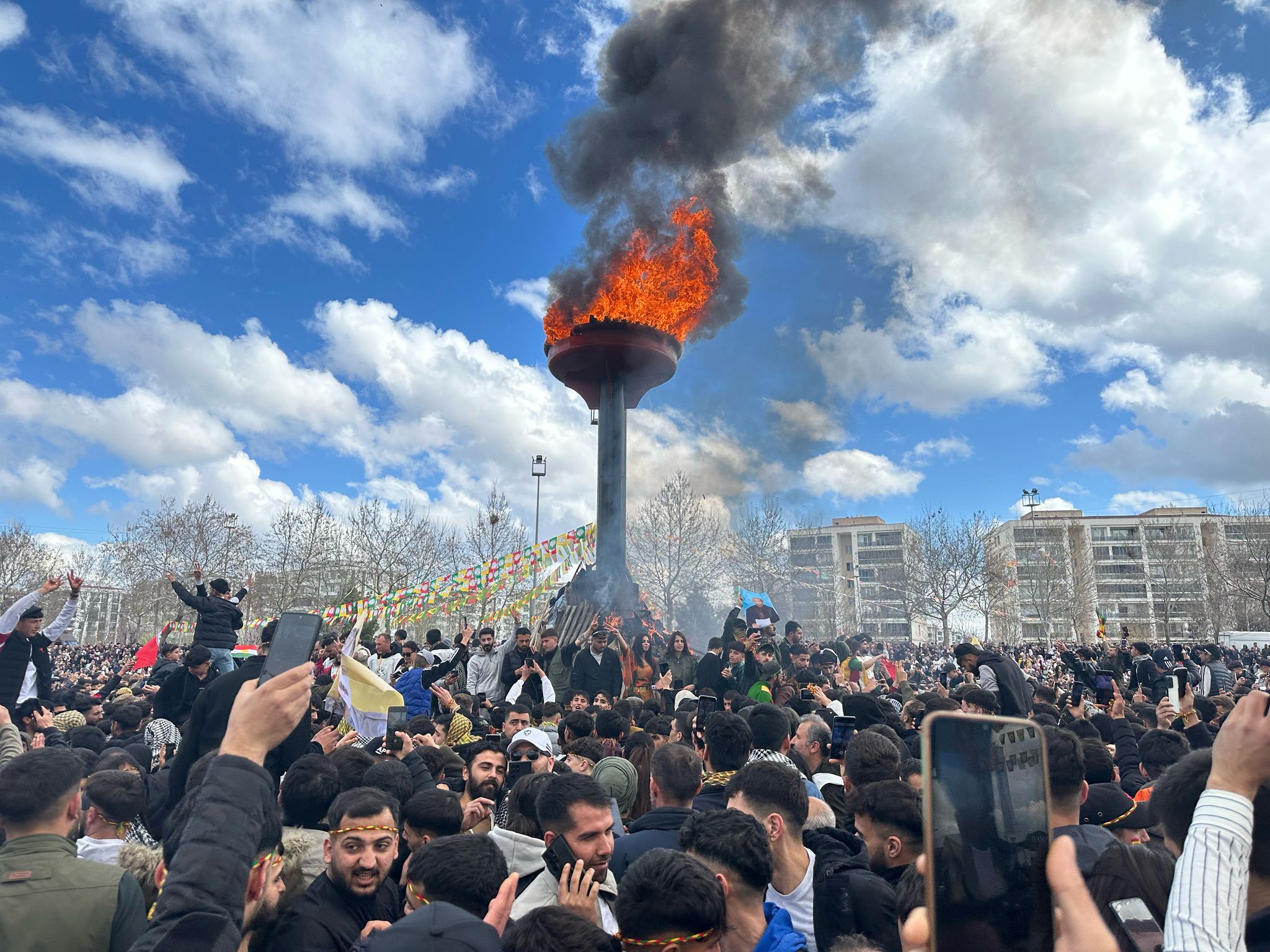 Diyarbakır'da Newroz ateşi yakıldı