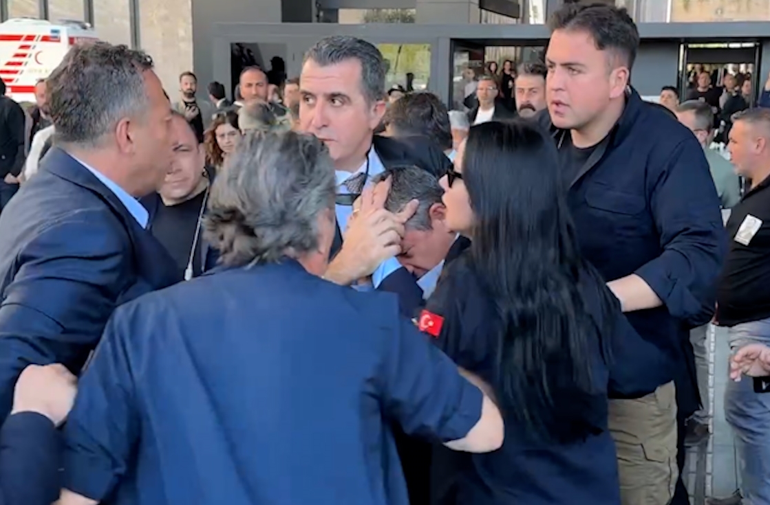 Önder'in töreni çıkışında Özgür Özel'e saldırı