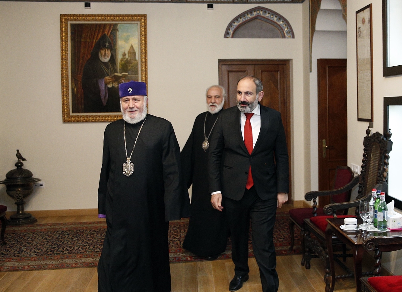 Ermenistan'da kilise ve hükümet çatışmasında olan demokrasiye oldu