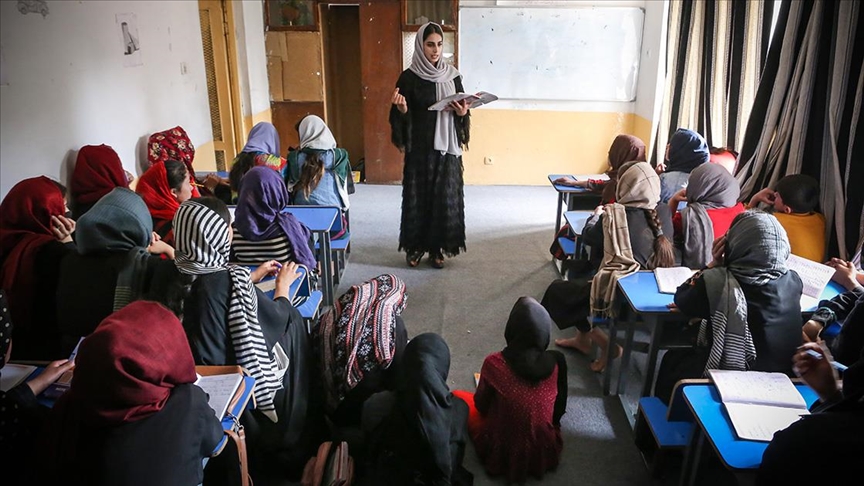 Taliban, üniversitelerdeki kadın yazarların kitaplarını yasakladı