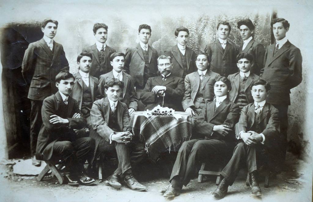 Tılgadıntsi öğrencileriyle birlikte (Digital Library of Armenian Literature)