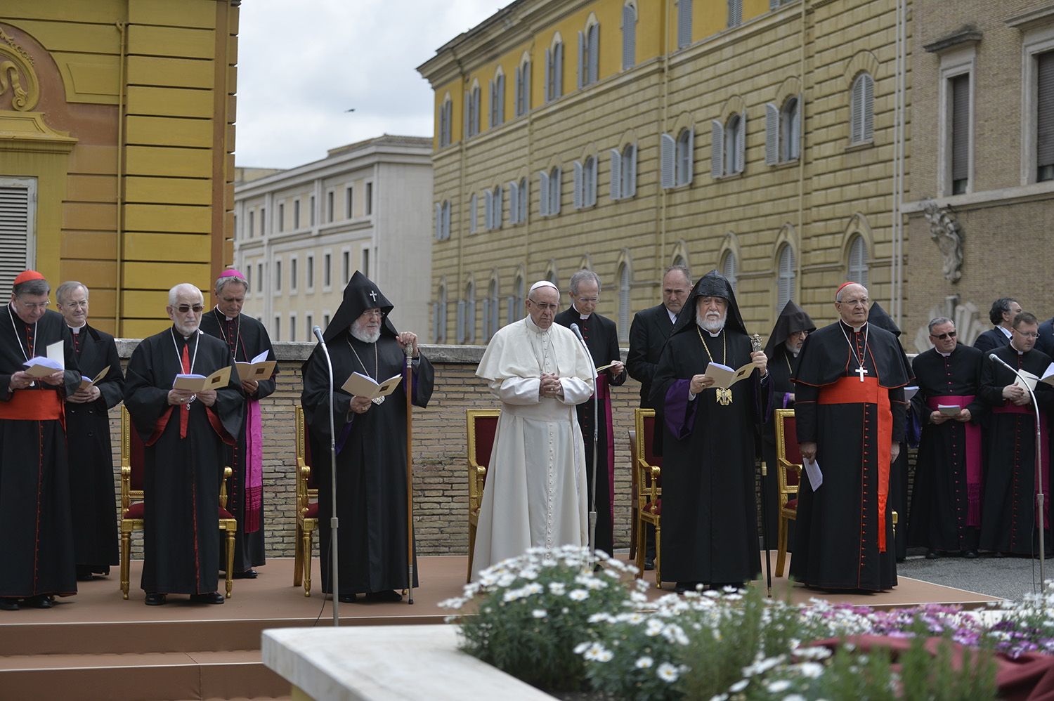 Naregatsi  heykeli Papa'nın katılımıyla açıldı
