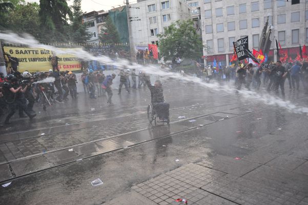 Taksim'de Soma protestosuna polis müdahalesi