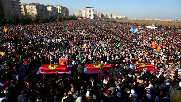 Binlerce kişinin katıldığı cenaze töreninde barış mesajları yükseldi