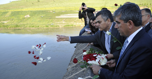 Diyarbakır'dan tehcire uğratılan Ermeniler için Dicle Nehri'e çiçekler bırakıldı