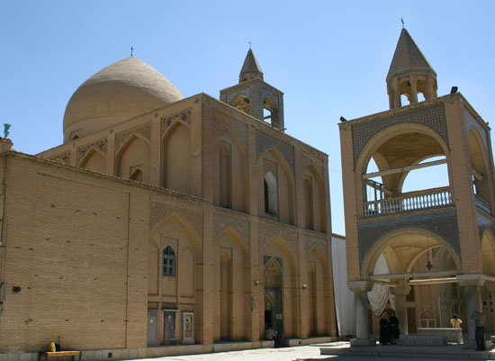 İran’daki tarihi mekânlara Ermeni dini önderin üflediği nefes  