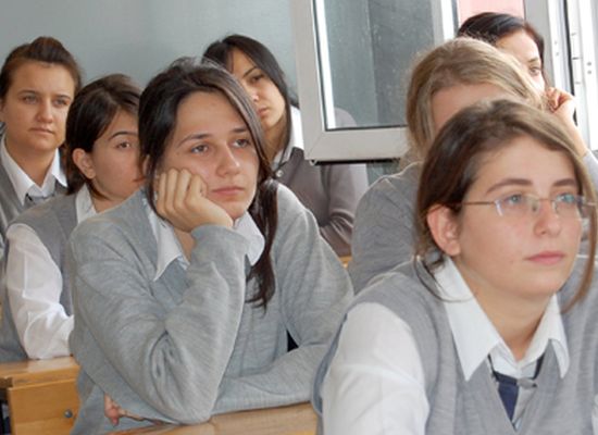 Antalya’daki anadolu lisesinde kız öğrencilerin etek giymesi yasaklandı!