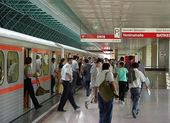 Ankara metrosunda öpüşmek, şarkı söylemek, gitar çalmak yasak