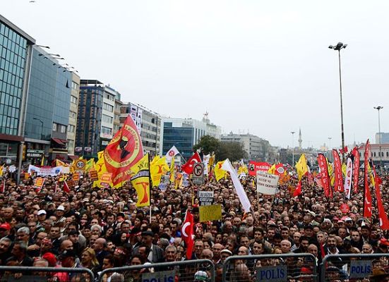 Binlerce Alevi ‘eşit yurttaşlık’ talebi için Kadıköy’deydi