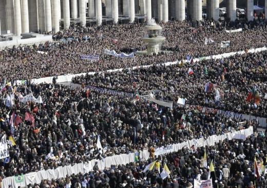 Papa XVI. Benediktus'un vedasını 150 bin Katolik izledi