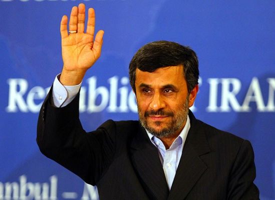 Ahmedinejad’a ayakkabılı saldırı