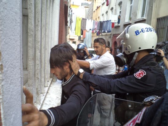 Polis, İstanbul’daki gösterilere sert müdahale etti
