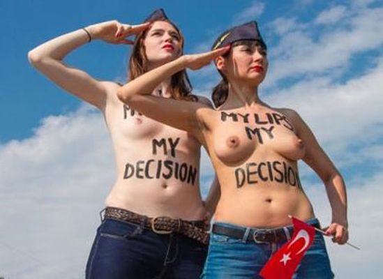 FEMEN’den THY hosteslerine destek