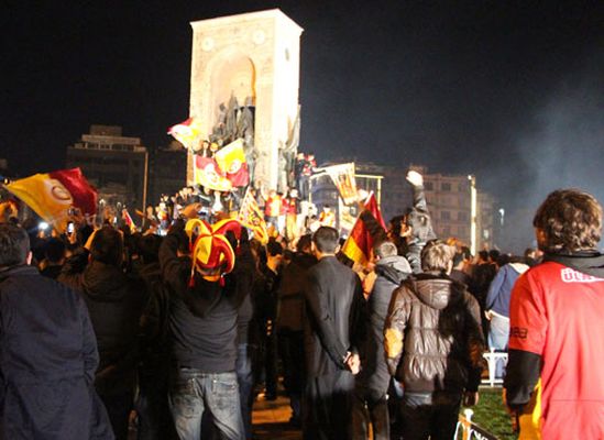 Vali Taksim’e çıkan Galatasaraylıları tebrik etti