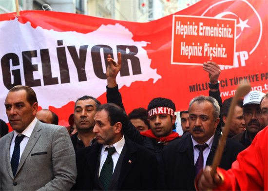 Taksim’deki pankartlara Meclis’ten tepki