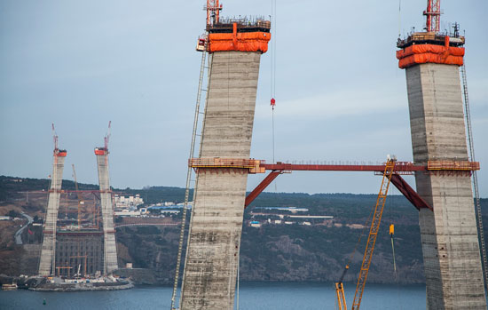 İşçiler 3. Köprü inşaatını durdurdu 