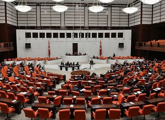 CHP, TBMM’de başörtüsü görmek istemiyor