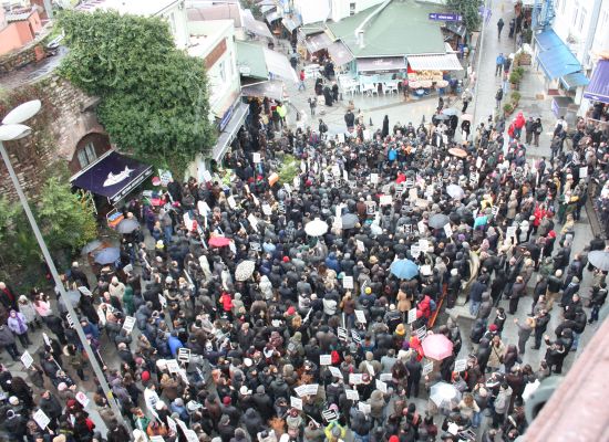 Samatya’da, saldırıları protesto için yürüyüş yapıldı