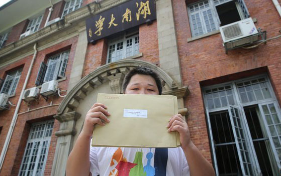 Çin'de 'eşcinsellik dönüşüm terapisi'nin sonunu bir dava getirebilir 