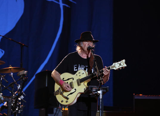 Neil Young İstanbul’dan yağmurla geçti: Keşke yalnız bunun için sevseydik seni!