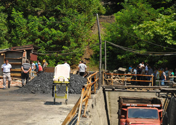 Madende mahsur kalan işçiler kurtarıldı 