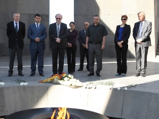Almanya Meclis Başkan Yardımcısı Soykırım Kurbanları Anıtı'nı ziyaret etti