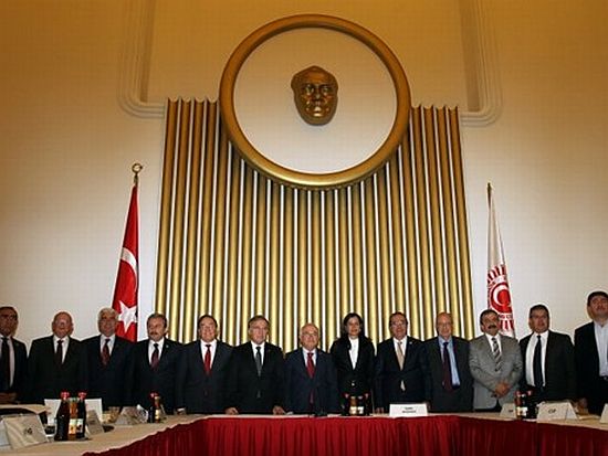 Anayasa Uzlaşma Komisyonu parti liderlerini ziyaret ediyor