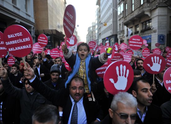 Taksim’de ‘Balyoz darbecileri aklanamaz’ yürüyüşü