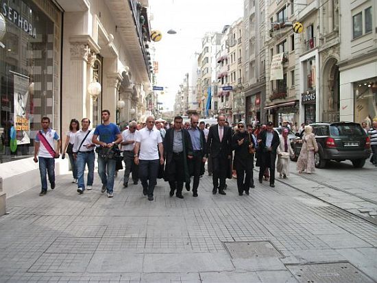 Hukukçular İstanbul Barosu'nun başörtüsü yasağını protesto ettiler