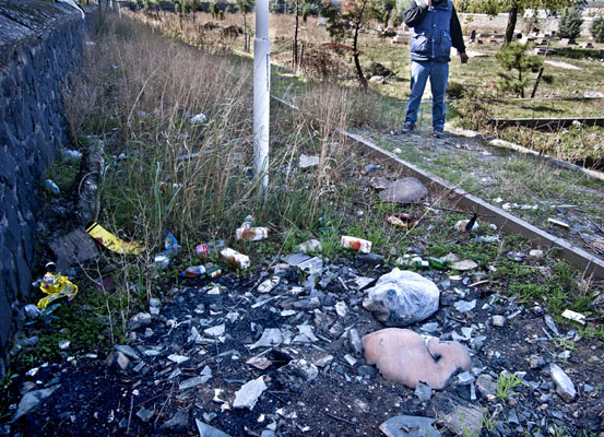 Diyarbakır mezarlığındaki çöpler