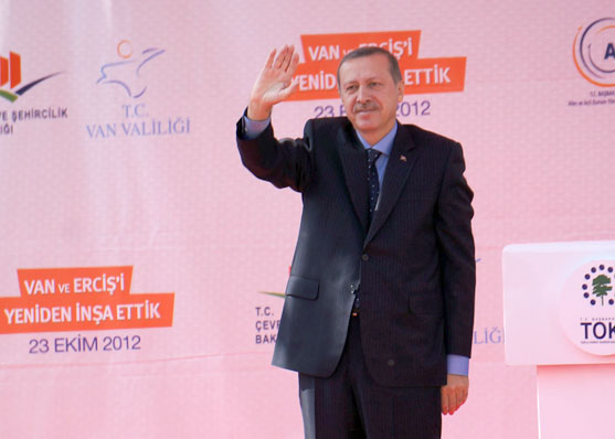 Depremin yıldönümünde Van’a giden Erdoğan BDP’ye yüklendi