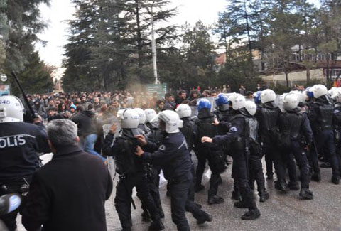 ODTÜ'de boykot: 'Polis varsa ders yok!'