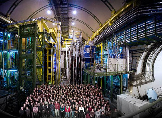 CERN 'Tanrı' parçacığının keşfedildiğini açıkladı   