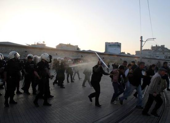 Polis, Taksim’de gaza ara vermiyor!