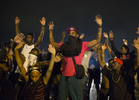Ferguson'da siyah genci öldüren polis yargılanmadı, eylemler başladı