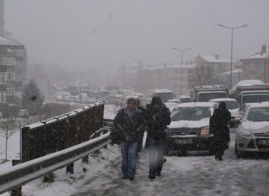 Kar yağdı, İstanbul’da trafik kilitlendi