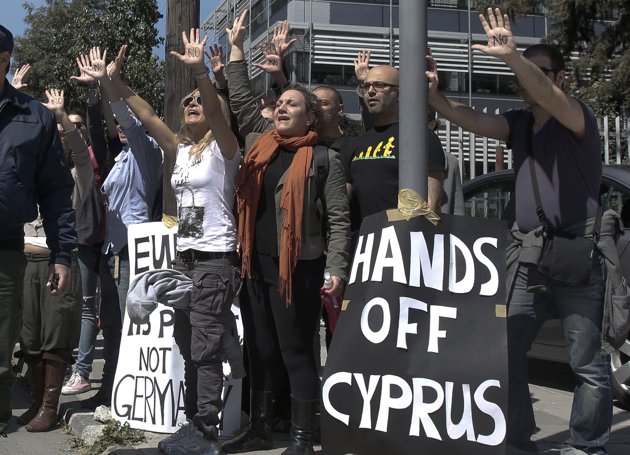 Kıbrıs Berlin ve Moskova arasında sıkıştı kaldı