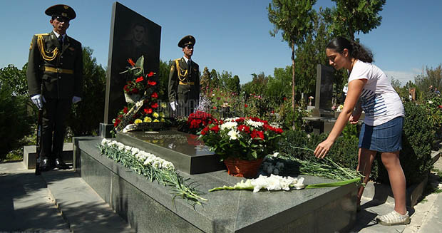 Seferov’un kurbanı Margaryan mezarı başında anıldı  