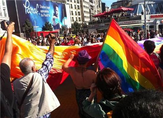 LGBT’ler Taksim’de yürüdü