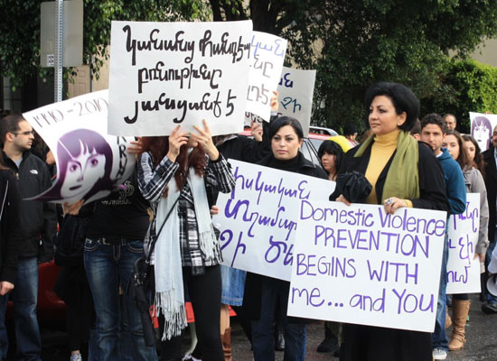 Ermenistan’da kadınlar ayakta