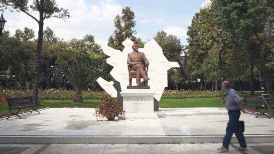 Meksikalılar, Aliyev'in heykelinden şikâyetçi