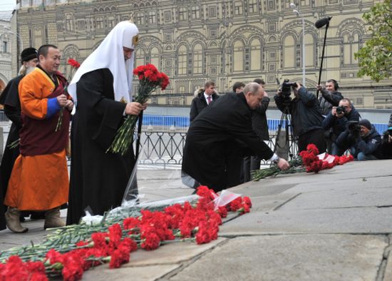 Putin din adamları ile Kızıl Meydan’dan ‘birlik’ mesajı verdi