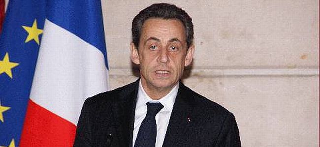 Sarkozy Arsen Çakaryan'a şeref madalyası verdi