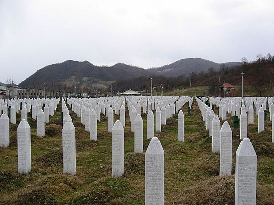 Srebrenitsa katliamı 17. yılında anılıyor